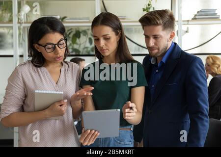 I colleghi multirazziali brainstorming discutono le idee in ufficio Foto Stock