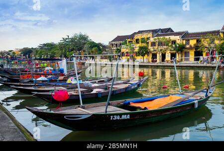 Barche turistiche del fiume ormeggiate sul fiume Bon in Hot An, Vietnam Foto Stock