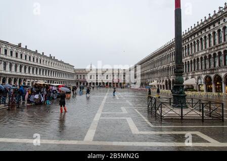 Piazza San Marco a Venezia durante le cattive condizioni meteorologiche e l'alta marea, Venezia/Italia Foto Stock