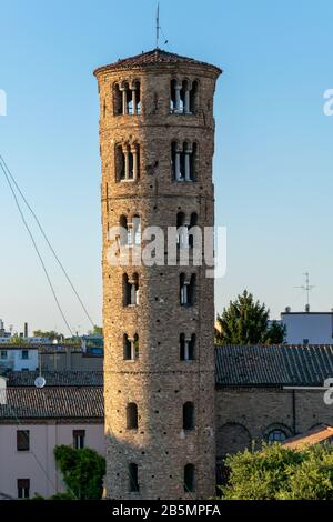 il campanile della Basilica di Sant'Apollinare nuovo, Ravenna al tramonto Foto Stock