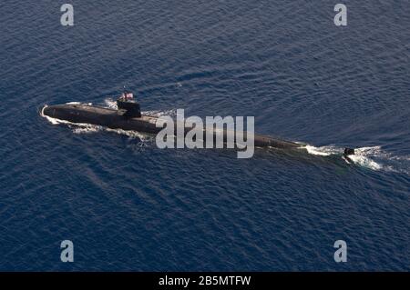 Il sottomarino di attacco nucleare USS City of Corpus Christi, classe Los Angeles, della marina degli Stati Uniti, effettua un transito di superficie durante l'esercizio multinazionale Malabar 2015 16 ottobre 2015 nell'Oceano Indiano. Foto Stock