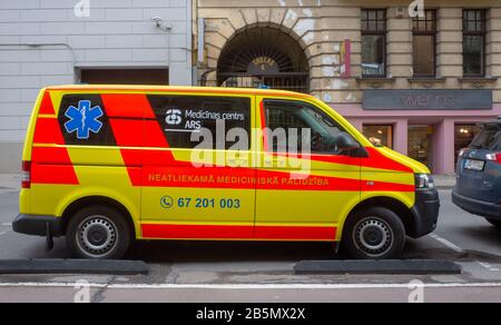 24 Aprile 2018, Riga, Lettonia. Ambulanza su una strada a riga. Foto Stock