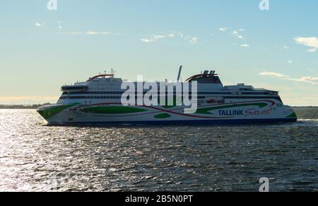 21 aprile 2019, Tallinn, Estonia. Ad alta velocità per i passeggeri e di traghetto per auto della spedizione estone Tallink riguardano Megastar nel porto di Tallinn. Foto Stock