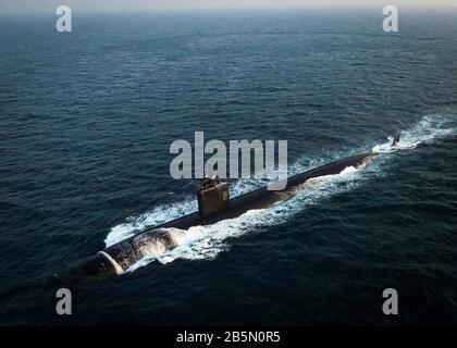 Il sottomarino di attacco nucleare USS Toledo, classe Los Angeles, della marina degli Stati Uniti, è in corso nel Mar Arabico il 21 gennaio 2016 al largo della costa del Bahrain. Foto Stock