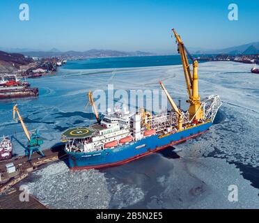 Nakhodka, Russia - 06 febbraio 2020: Nave per la posa di tubi con gru Academic Chersky ex Jackson 18, una nave di proprietà di Gazprom Foto Stock