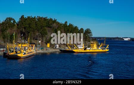 Ferry giallo per il trasporto di auto e persone dalle isole dell'arcipelago di Stoccolma alla terraferma Foto Stock