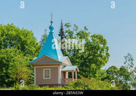 Bella cappella ortodossa in una soleggiata giornata estiva. Cappella Dell'Intercessione della Santissima Madre di Dio del Monastero di Valaam. Isola Di Valaam. Foto Stock