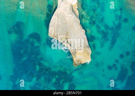 Veduta aerea del paesaggio naturale dell'isola di Ghajn Tuffieha Bay.Malta Foto Stock