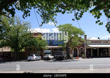 Storico paesaggio urbano ed edifici lungo High Street a Maldon, Victoria, Australia. Maldon è una storica città di goldush e nel 1966 è stato classificato b Foto Stock