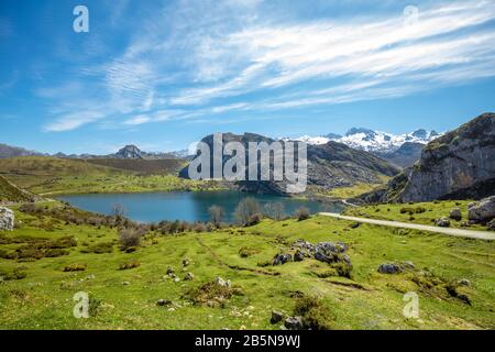 Peaks Of Europe (Picos De Europa) Parco Nazionale. Lago glaciale Enol, Lagos de Covadonga, Asturias, Spagna Foto Stock