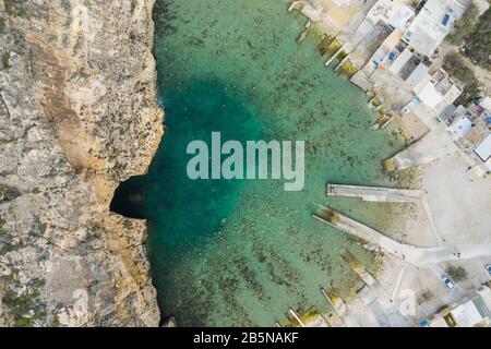 Dwejra è una laguna di acqua di mare sull'isola di Gozo. Vista aerea del tunnel marino vicino alla finestra Azure. Mar Mediterraneo. Malta Foto Stock