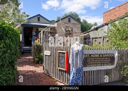 Garden Art And Craft Establishment, Main Street Maldon, Victoria, Australia. Maldon è una storica città di goldush e nel 1966 è stato classificato dal Aust Foto Stock