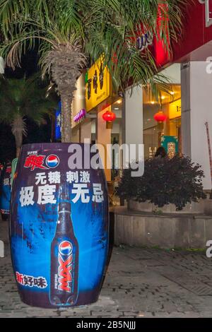 Guilin, Cina - 9 maggio 2010: Zhengyang strada pedonale dello shopping. Pubblicità blu-bianco-rosso per Pepsi Cola Max avvolto intorno grande barile set in Foto Stock