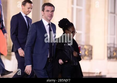 (200308) -- PARIGI, 8 marzo 2020 (Xinhua) -- il ministro francese della Sanità Olivier Veran (C) parte dopo un incontro all'Elysee Palace di Parigi, Francia, 8 marzo 2020. La Francia, dove sono stati individuati più di 1.000 casi positivi di coronavirus, avrebbe introdotto un divieto temporaneo di raduni pubblici di oltre 1.000 persone per contenere l’epidemia, il ministro della Sanità Olivier Veran ha annunciato domenica. (Jack Chan/Handout Via Xinhua) Foto Stock