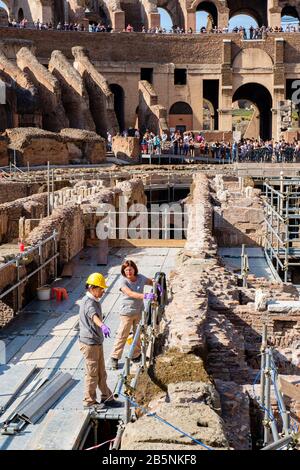 Lavori di ristrutturazione, restauro in corso da parte di operai edili all'interno del Colosseo Romano, Anfiteatro Flaviano, Roma, Italia. Foto Stock