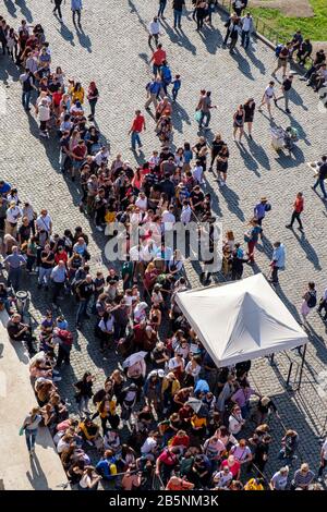 Overtourism, turismo di massa, linee di turisti in attesa di acquistare i biglietti d'ingresso al Colosseo, Colosseo, Anfiteatro Flavio, Foro Romano, Roma, Ital Foto Stock