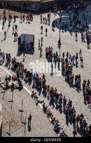 Overtourism, turismo di massa, linee di turisti in attesa di acquistare i biglietti d'ingresso al Colosseo, Colosseo, Anfiteatro Flavio, Foro Romano, Roma, Ital Foto Stock