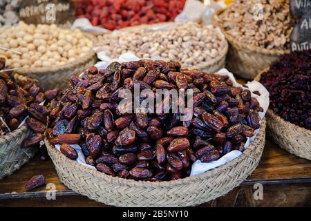 Medjool date in un cestino di vimini foto di stock Foto Stock