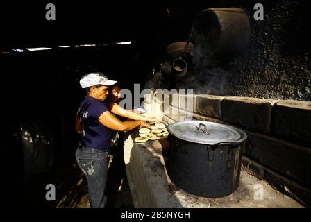 Canoabo, Carabobo, Venezuela. 7th Mar, 2020. 08 Marzo 2020. La porta di Don Antonio, è un luogo pieno di antichità che lo adornano e mostrano la storia allo stesso tempo che si diletta con il cibo tipico e la dolcezza creola a coloro che lo visitano, locali e turisti vengono nella città di Canoabo, Alla ricerca di un buon trattamento dei residenti locali e dei paesaggi della città di Canobo, che si trova a un'ora e mezza dalla città di Valencia, capitale dello stato di Carabobo. Foto: Juan Carlos Hernandez Credit: Juan Carlos Hernandez/Zuma Wire/Alamy Live News Foto Stock