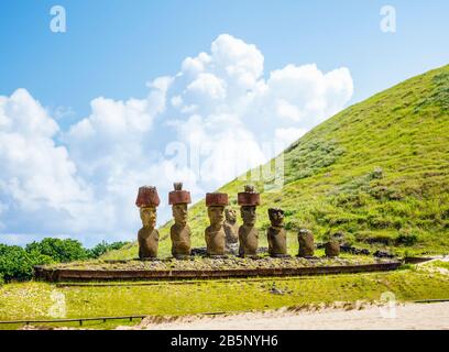 Vista della fila di statue moai restaurate sulla piattaforma Ahu Nao-Nao sulla spiaggia tropicale di Anakena sulla costa a nord dell'isola di Pasqua (Rapa Nui), Cile Foto Stock