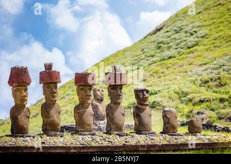 Vista della fila di statue moai restaurate sulla piattaforma Ahu Nao-Nao sulla spiaggia tropicale di Anakena sulla costa a nord dell'isola di Pasqua (Rapa Nui), Cile Foto Stock