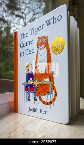 La tigre Che È Venuto al tè, un libro famoso per i bambini da autore, scrittore e illustratore Judith Kerr, 50th edizione di anniversario Foto Stock