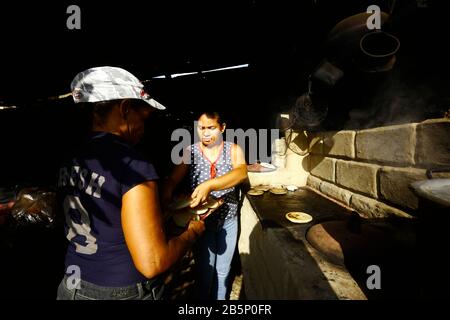 Canoabo, Carabobo, Venezuela. 7th Mar, 2020. 08 Marzo 2020. La porta di Don Antonio, è un luogo pieno di antichità che lo adornano e mostrano la storia allo stesso tempo che si diletta con il cibo tipico e la dolcezza creola a coloro che lo visitano, locali e turisti vengono nella città di Canoabo, Alla ricerca di un buon trattamento dei residenti locali e dei paesaggi della città di Canobo, che si trova a un'ora e mezza dalla città di Valencia, capitale dello stato di Carabobo. Foto: Juan Carlos Hernandez Credit: Juan Carlos Hernandez/Zuma Wire/Alamy Live News Foto Stock