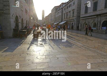 Tavoli e sedie di una caffetteria all'aperto sullo Stradun, Dubrovnik, Croazia Foto Stock