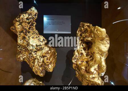 Un paio di esempi di giganteschi pepite d'oro estratti dalla zona locale. Al Gold Museum Di Ballarat, Victoria, Australia. Foto Stock