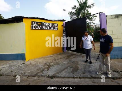 Canoabo, Carabobo, Venezuela. 7th Mar, 2020. 08 Marzo 2020. La porta di Don Antonio, è un luogo pieno di antichità che lo adornano e mostrano la storia allo stesso tempo che si diletta con il cibo tipico e la dolcezza creola a coloro che lo visitano, locali e turisti vengono nella città di Canoabo, Alla ricerca di un buon trattamento dei residenti locali e dei paesaggi della città di Canobo, che si trova a un'ora e mezza dalla città di Valencia, capitale dello stato di Carabobo. Foto: Juan Carlos Hernandez Credit: Juan Carlos Hernandez/Zuma Wire/Alamy Live News Foto Stock