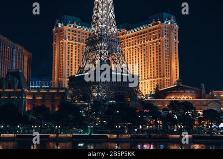 Las Vegas, USA - Gennaio 2019 Vista Illuminata Bellagio Hotel Fountains e Las Vegas Strip Foto Stock