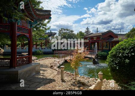 Un laghetto presso la splendida e tradizionale Riserva cinese giardino. A Bendigo, Victoria, Australia. Foto Stock