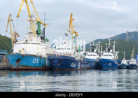 Gruppo di navi da guerra Guardia Costiera del Servizio di Guardia Di Frontiera del FSB Russo ancorato al molo di Petropavlovsk-Kamchatsky porto marittimo. Oceano Pacifico, Kamchatka Foto Stock