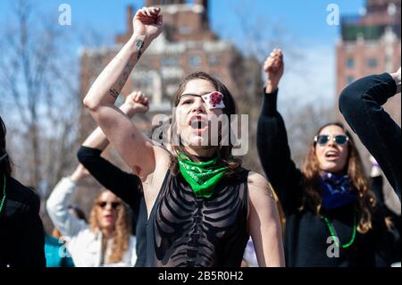 New York, Stati Uniti. 08th Mar, 2020. Le donne esibiscono il canto di protesta cileno "Un Violador en Tu Camino" (Un Rapist in Your Path) nella Giornata Internazionale della Donna a Washington Square, a New York, l'8 marzo 2020. (Foto Di Gabriele Holtermann-Gorden/Pacific Press) Credit: Pacific Press Agency/Alamy Live News Foto Stock