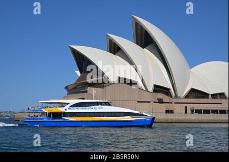 TA Manly Ferry passando davanti alla famosa Opera House vista dalle Rocks, Sydney Harbour AU Foto Stock