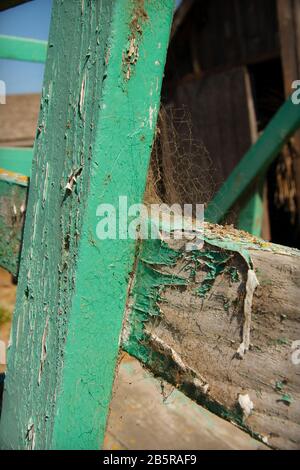 Primo piano di Fence Post Con Peeling Paint e Spiderweb Foto Stock