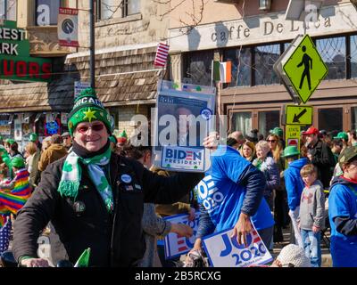 Forest Park, Illinois Stati Uniti. 8th marzo 2020. I sostenitori del candidato presidenziale Joe Biden marciano nell'odierna parata di San Patrizio. Foto Stock