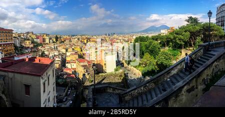 Napoli vecchia e nuova, una vista panoramica dal viale Vittorio Emanuele (corso vittorio emanuele napoli), che mostra i gradini e una funicolare che scende Foto Stock