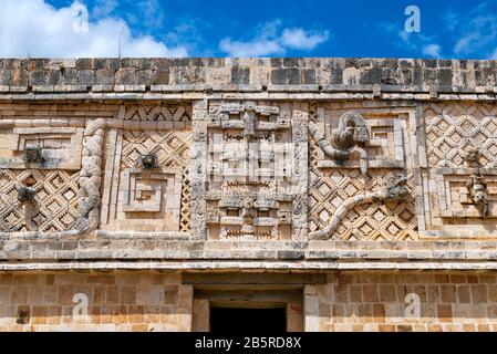 Dettaglio architettonico del Quadrangle Nunnery all'interno del sito Maya di Uxmal vicino Merida, penisola dello Yucatan, Messico. Foto Stock