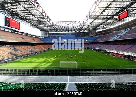 Milano. 8th Mar, 2020. La foto scattata l'8 marzo 2020 mostra la vista interna dello stadio di San Siro, dove si stava recando la serie a di calcio italiana tra l'AC Milan e Genova, a Milano, in Italia. Credit: Augusto Casasoli/Xinhua/Alamy Live News Foto Stock