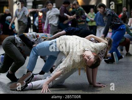 Vancouver, Canada. 8th Mar, 2020. I ballerini del gruppo di danza contemporanea con sede a Vancouver Modus Operandi offrono un'esibizione all'aperto gratuita presso il Woodward's Building al pubblico nell'ambito dell'evento del 20th annuale Vancouver International Dance Festival (VIDEF) per celebrare la stagione dei 20th anni di VIDEF a Vancouver, Canada, l'8 marzo 2020. Credito: Liang Sen/Xinhua/Alamy Live News Foto Stock