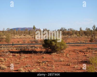 Uluru nel paesaggio, Kata Tjuta National Park Northern Territory visto dalla strada perimetrale di Sails Resort, Yurala, Foto Stock