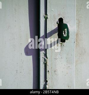 Porta in metallo con maniglie vintage e ruggine con spazio per il testo Foto Stock