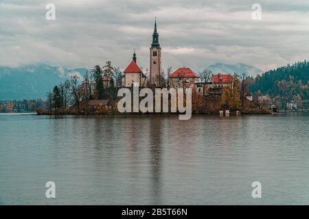 Famoso lago di Bled in Slovenia a fine autunno Foto Stock