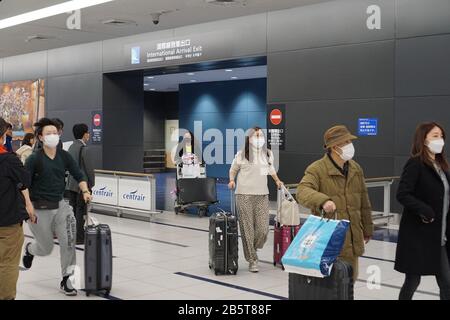 Tokoname, Giappone. 08th Mar, 2020. I viaggiatori da Seoul sono visti nella sala degli arrivi dell'Aeroporto Internazionale di Chubu Centrair. I Viaggiatori sono accorsi in Giappone l'ultimo giorno prima di iniziare misure più severe di controllo dei confini per prevenire un aumento delle nuove infezioni da coronavirus. Chiunque arrivi in Giappone dalla Cina e dalla Corea del Sud sarà messo in quarantena volontaria per 14 giorni. Tutti i voli in arrivo dalla Cina e dalla Corea del Sud devono essere sospesi per tutto il mese di marzo, ad eccezione dell'aeroporto Narita (Tokyo) e Kansai (Osaka). Credit: Sopa Images Limited/Alamy Live News Foto Stock