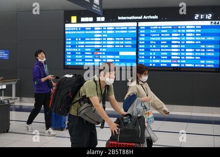 Tokoname, Giappone. 08th Mar, 2020. I viaggiatori da Seoul sono visti nella sala degli arrivi dell'Aeroporto Internazionale di Chubu Centrair. I Viaggiatori sono accorsi in Giappone l'ultimo giorno prima di iniziare misure più severe di controllo dei confini per prevenire un aumento delle nuove infezioni da coronavirus. Chiunque arrivi in Giappone dalla Cina e dalla Corea del Sud sarà messo in quarantena volontaria per 14 giorni. Tutti i voli in arrivo dalla Cina e dalla Corea del Sud devono essere sospesi per tutto il mese di marzo, ad eccezione dell'aeroporto Narita (Tokyo) e Kansai (Osaka). Credit: Sopa Images Limited/Alamy Live News Foto Stock