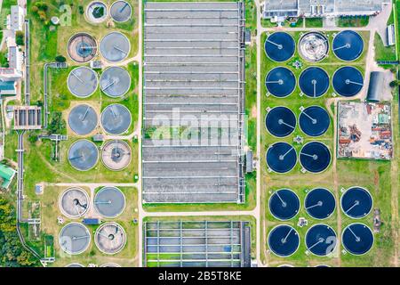 immagine dei droni di un moderno impianto di trattamento delle acque reflue. treatment‎ acque industriali Foto Stock