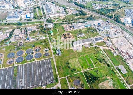 veduta aerea dall'alto verso il basso dell'impianto di trattamento delle acque reflue nell'area industriale Foto Stock