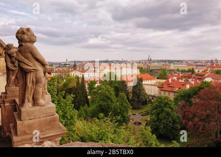 Sculture sulla terrazza superiore e vista panoramica dal Giardino di Furstenberg, Giardini del Palazzo sotto il Castello di Praga Foto Stock