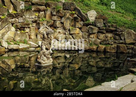 Statua di Ercole e anatra viva in uno stagno, il Giardino Kinsky, uno dei molti elaborati giardini di Praga Foto Stock